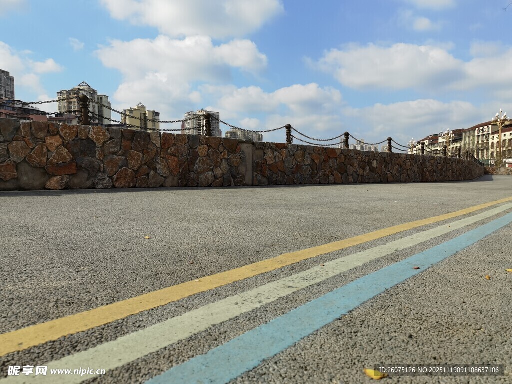 空旷道路与远处建筑景观