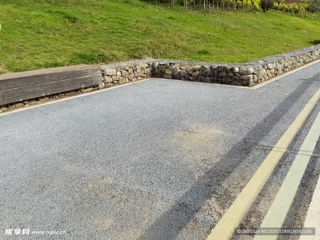 乡村柏油路边的石砌边界