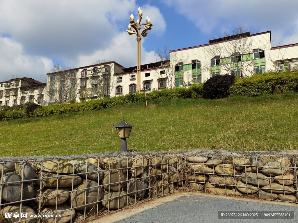 山坡上的欧式风格建筑群