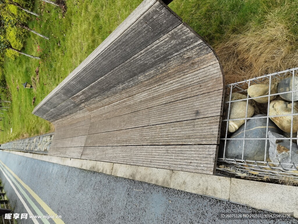 路边木质斜坡与防护设施