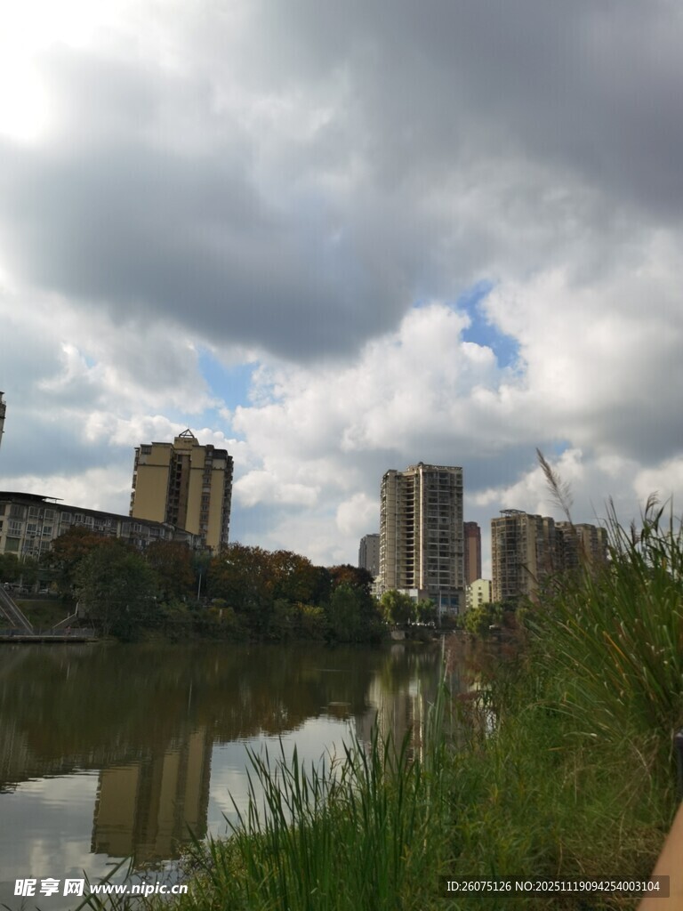 河畔城市景观与多云天空