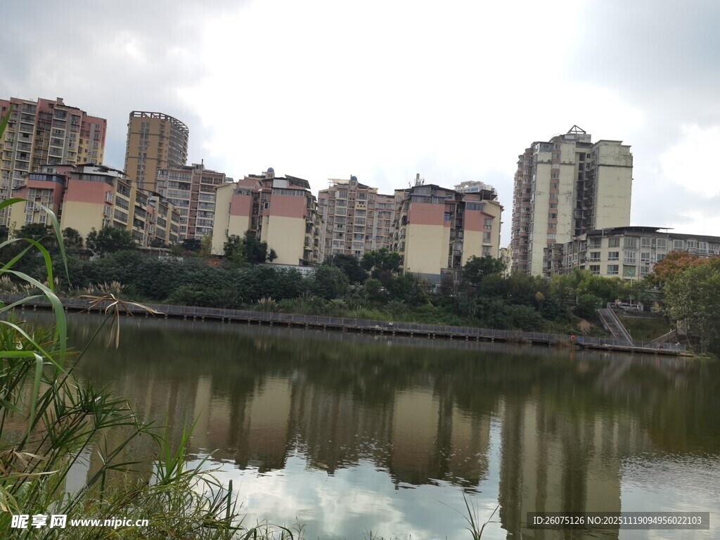 湖畔高楼倒影风景如画