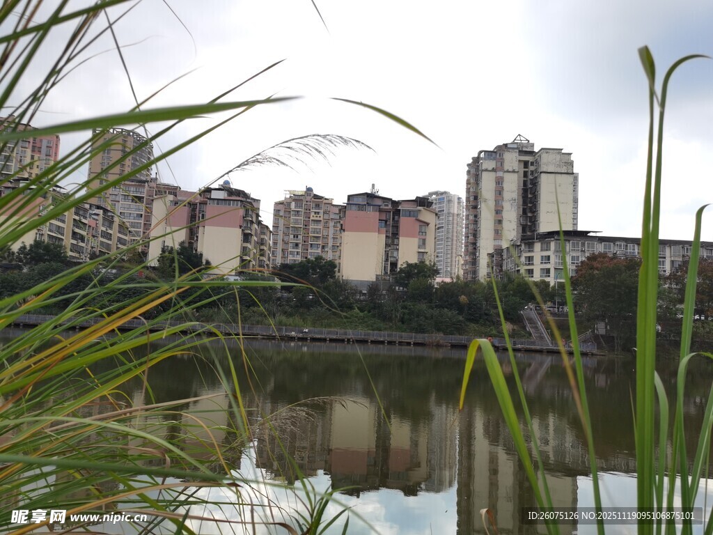 湖畔高楼与水中倒影