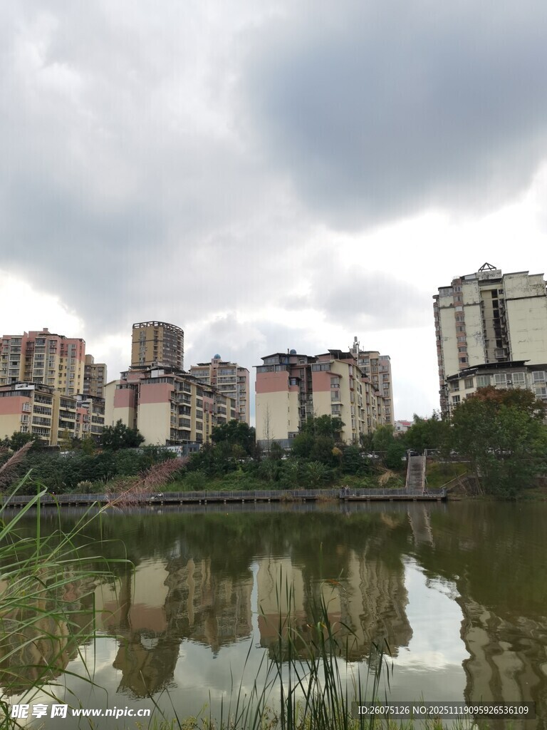 湖畔城市风光倒影美景