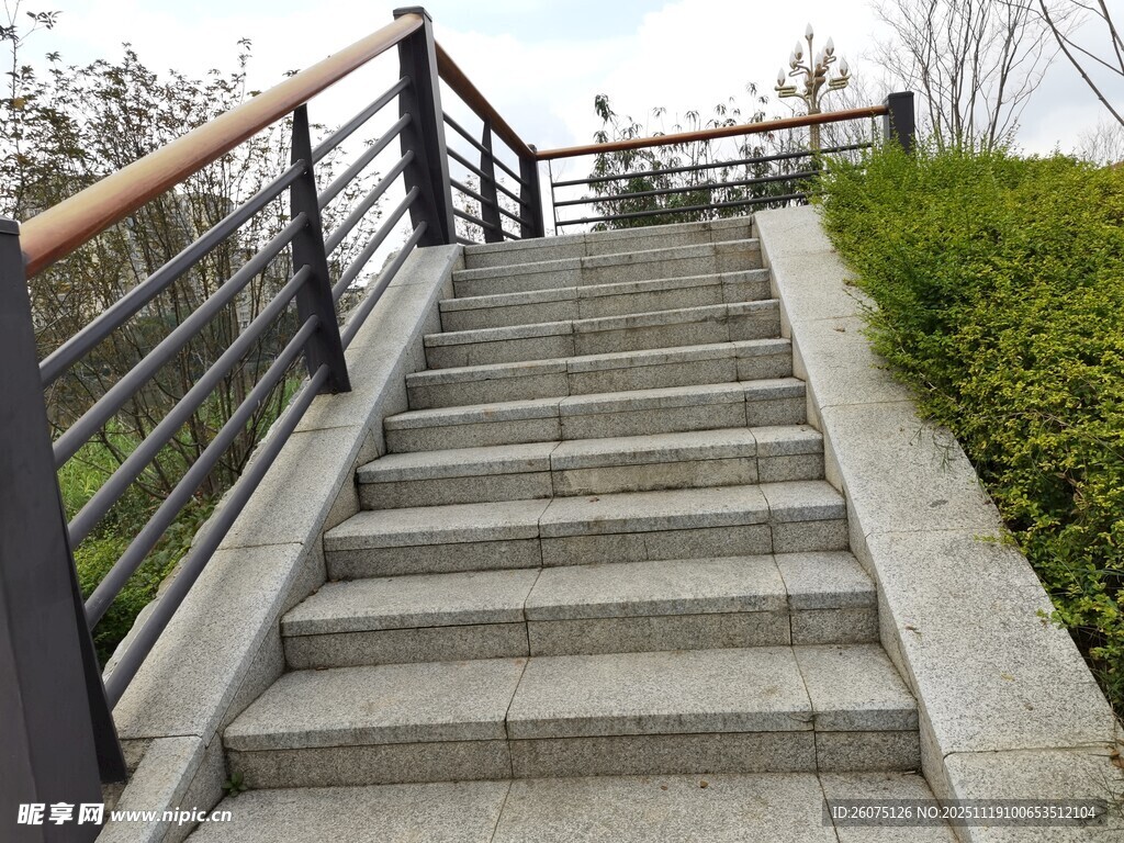 户外石阶与护栏景观