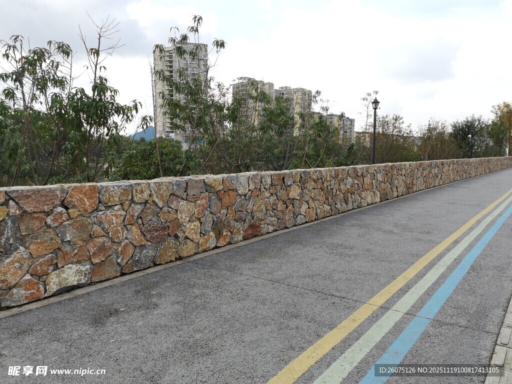 石墙边的多彩道路