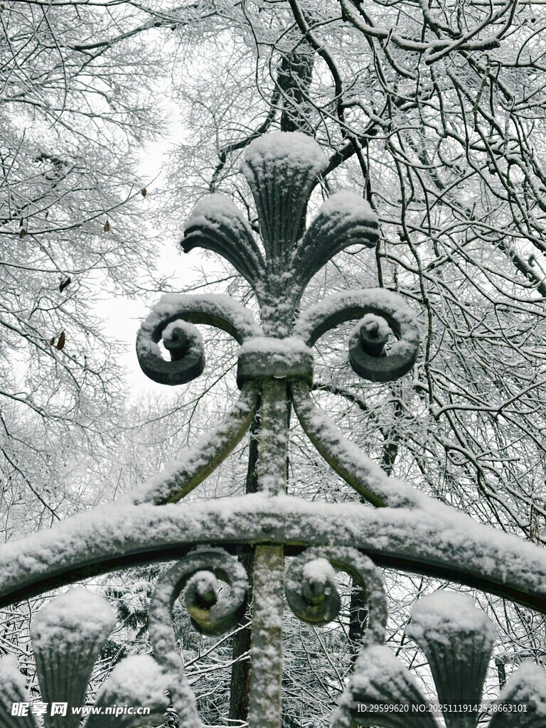 冬日铁艺栏杆覆雪景致