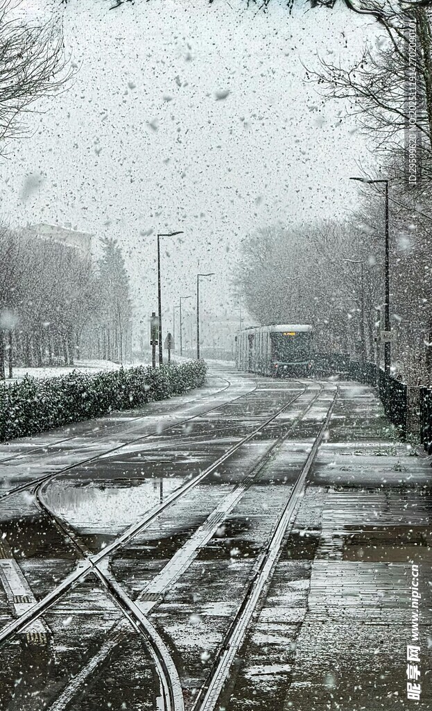 雪天中的街道与停放自行车