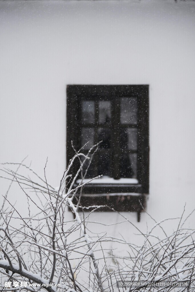 雪覆窗前景