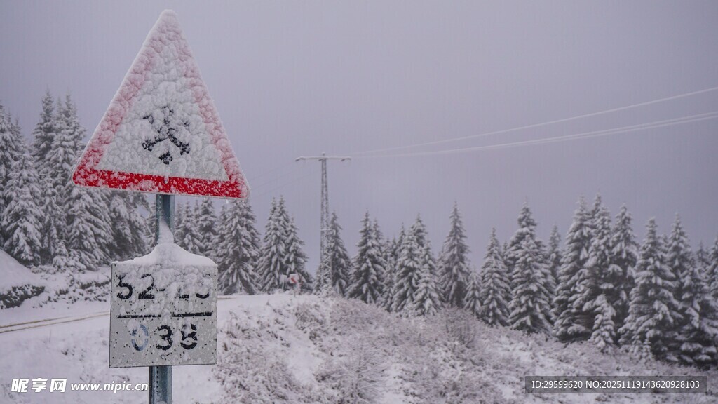 雪地道路警示标志