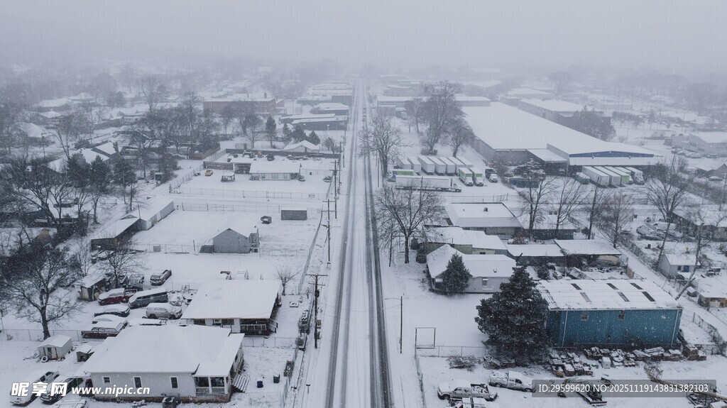 雪覆城镇景象