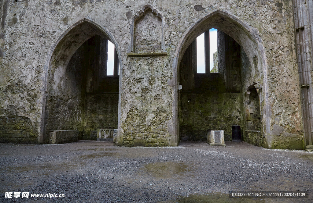 古老石砌拱形建筑遗迹