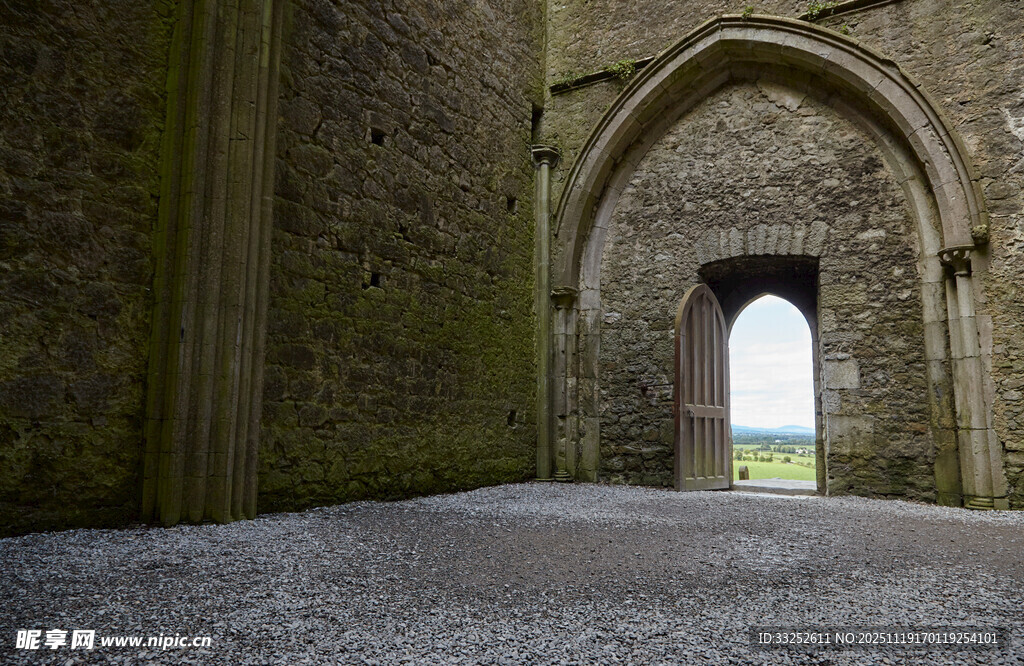 古老石砌拱门内的开阔景致
