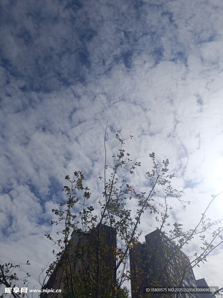 蓝天白云下的奇特山峰