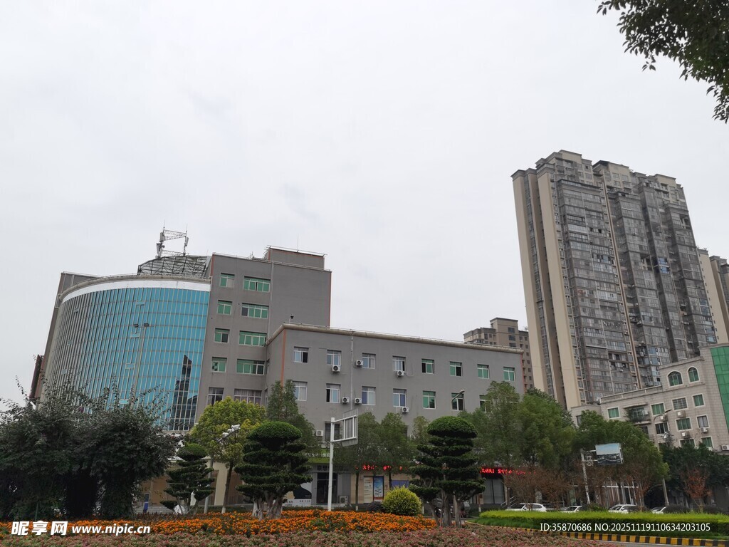 城市中的现代建筑群