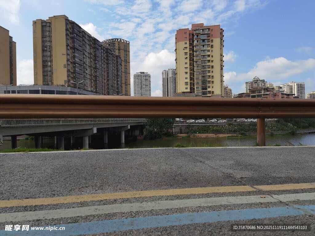 城市高架桥与林立高楼