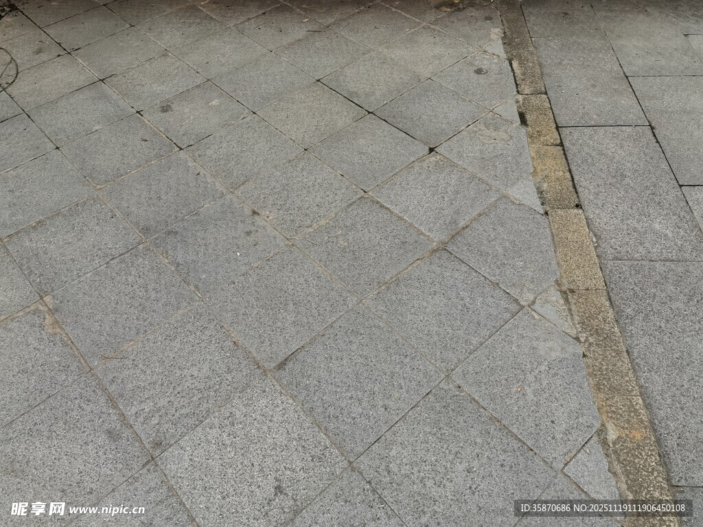 灰色石砖铺就的地面