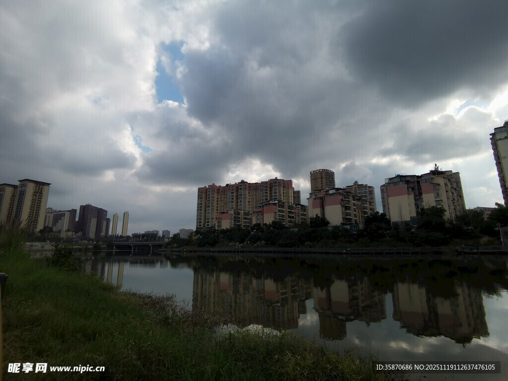 城市河畔乌云下的建筑景观