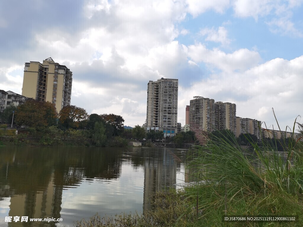 湖畔高楼倒影风景如画