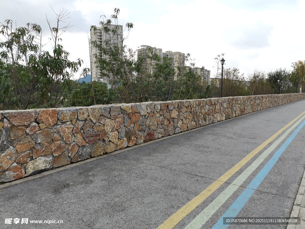 石墙边的多彩道路