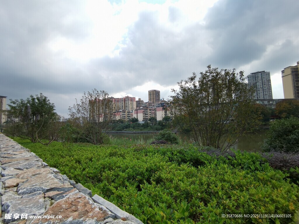 城市边缘的绿植与建筑景观