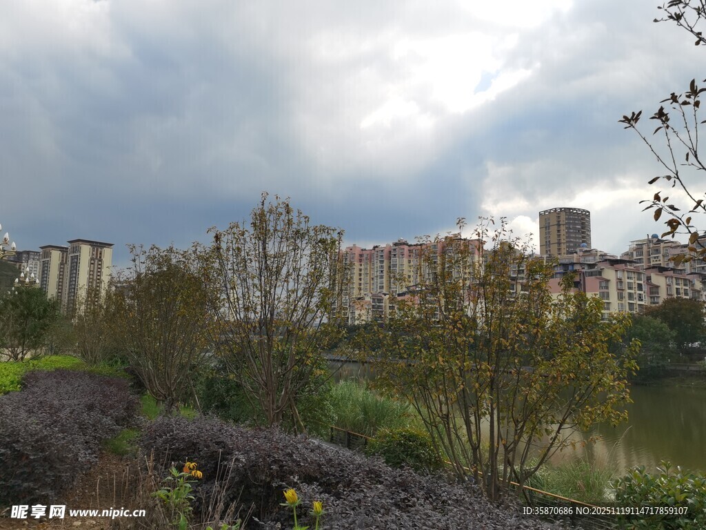 湖畔城市景观云遮天际