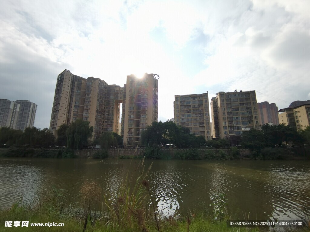 湖畔高楼林立的城市风光