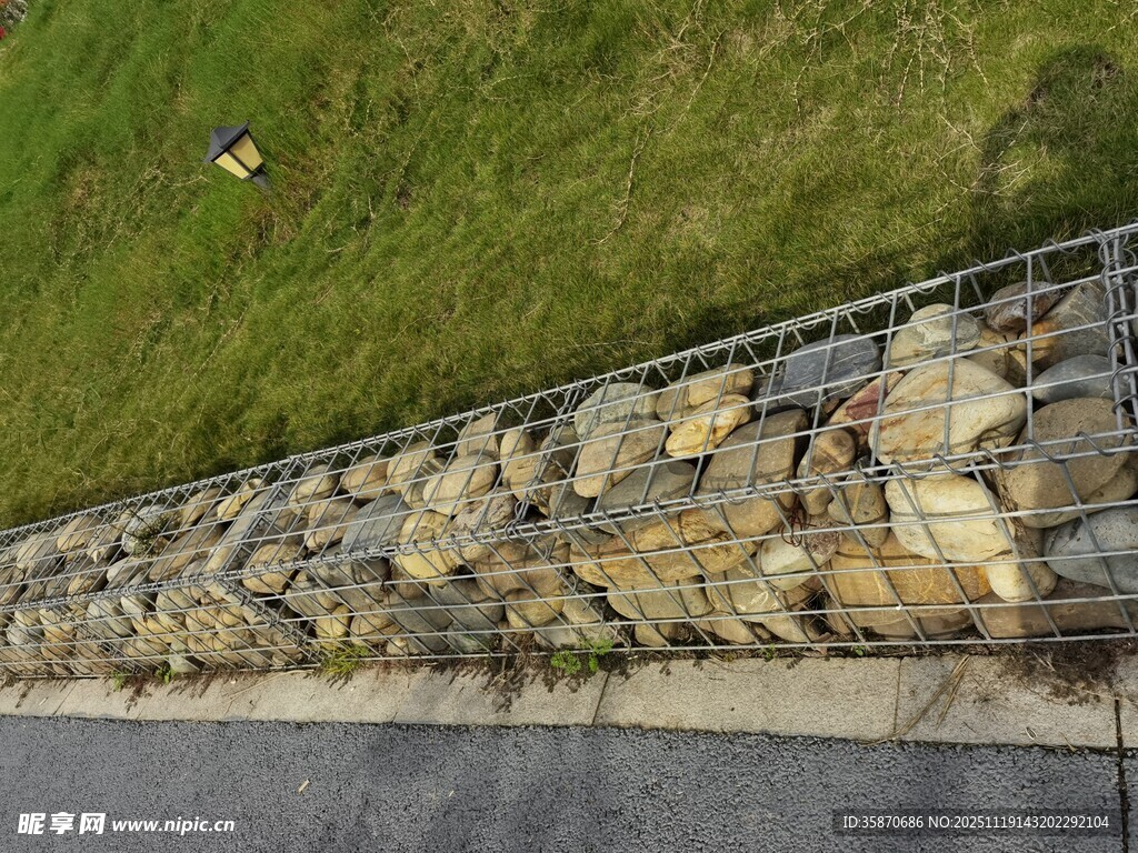 石砌护坡与草地景观