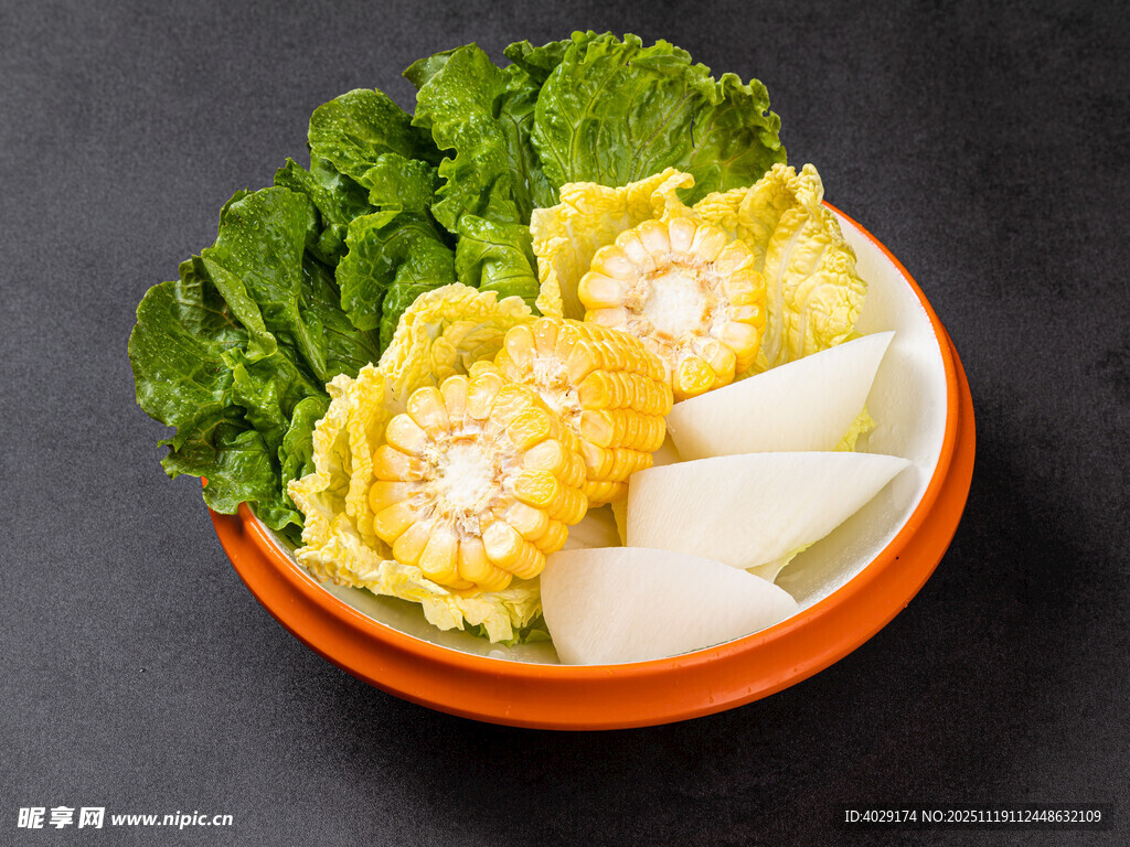 碗中美味蛋饺与蔬菜组合