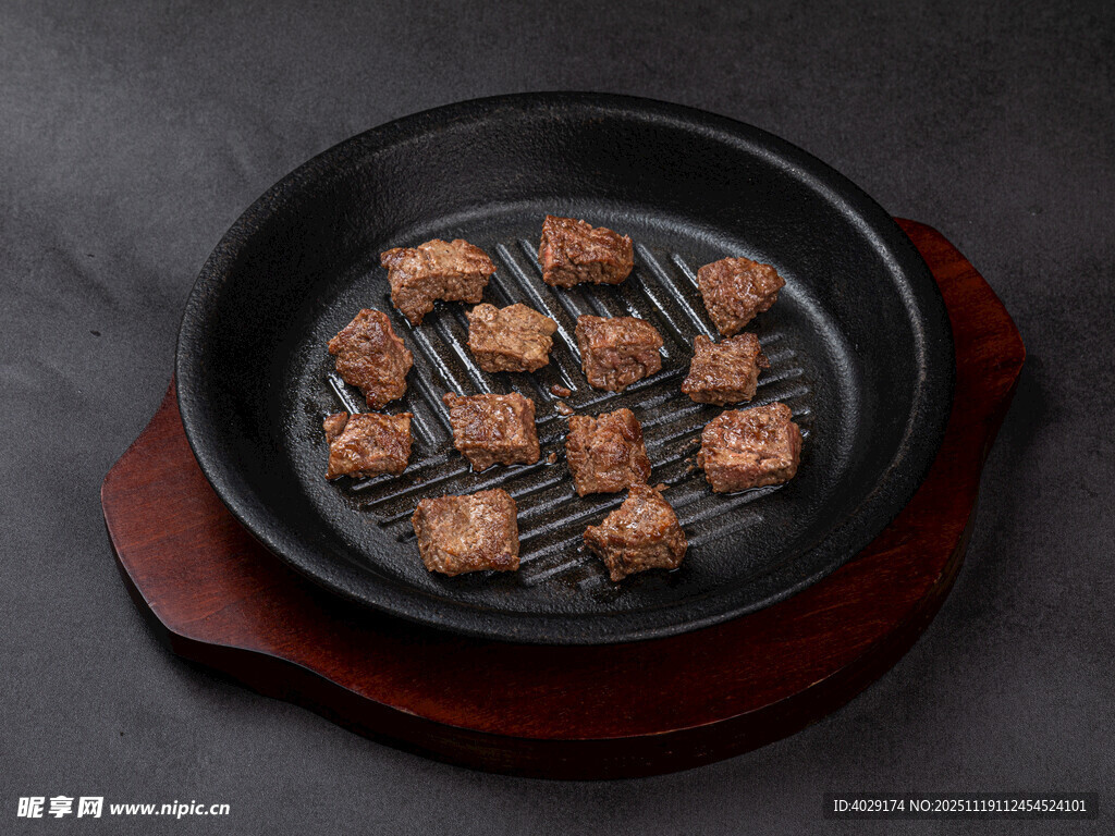 煎锅中的美味肉块