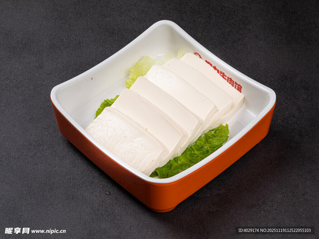 方形盘中的鲜嫩豆腐