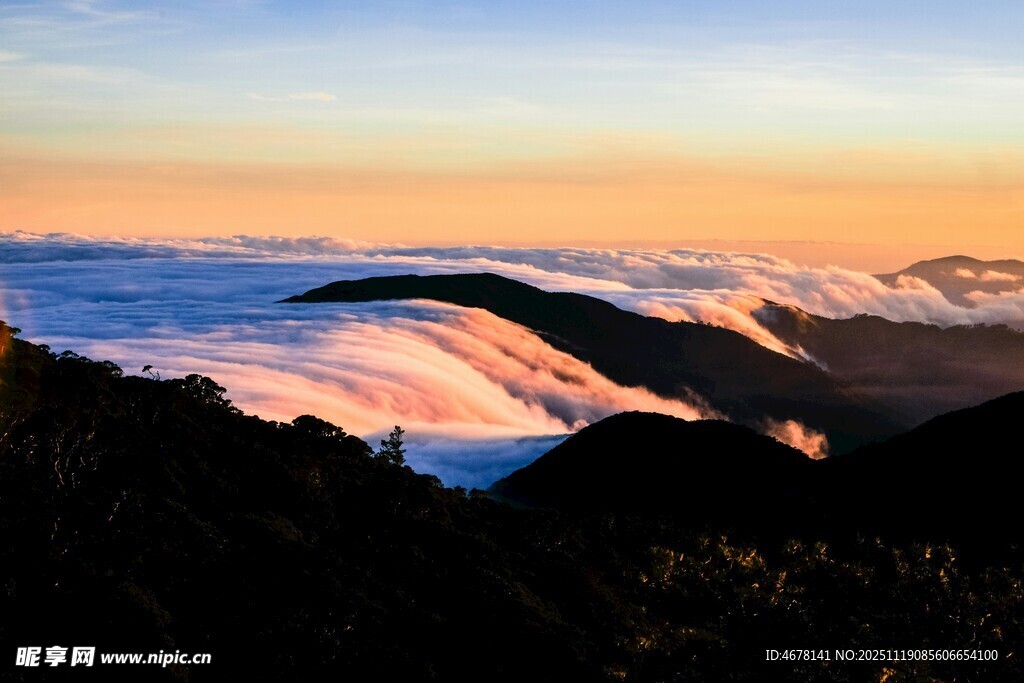 日出云海中的山峦美景
