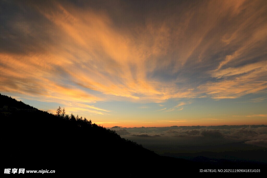 山间绚丽晚霞美景