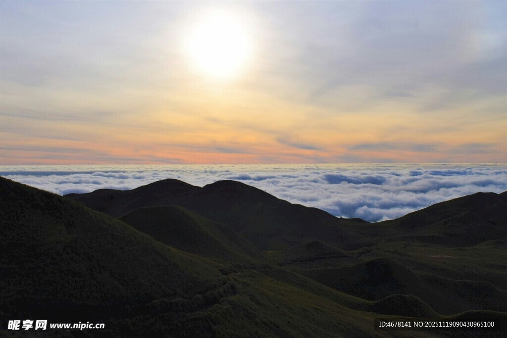 日出云海映山峦