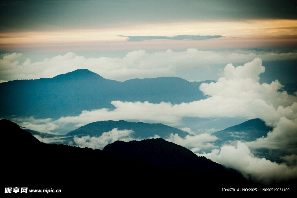 云海中的壮丽山峦景观
