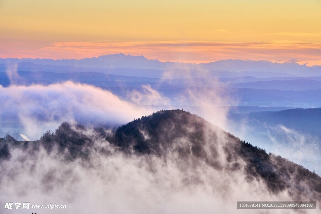 壮丽云海中的巍峨山峰