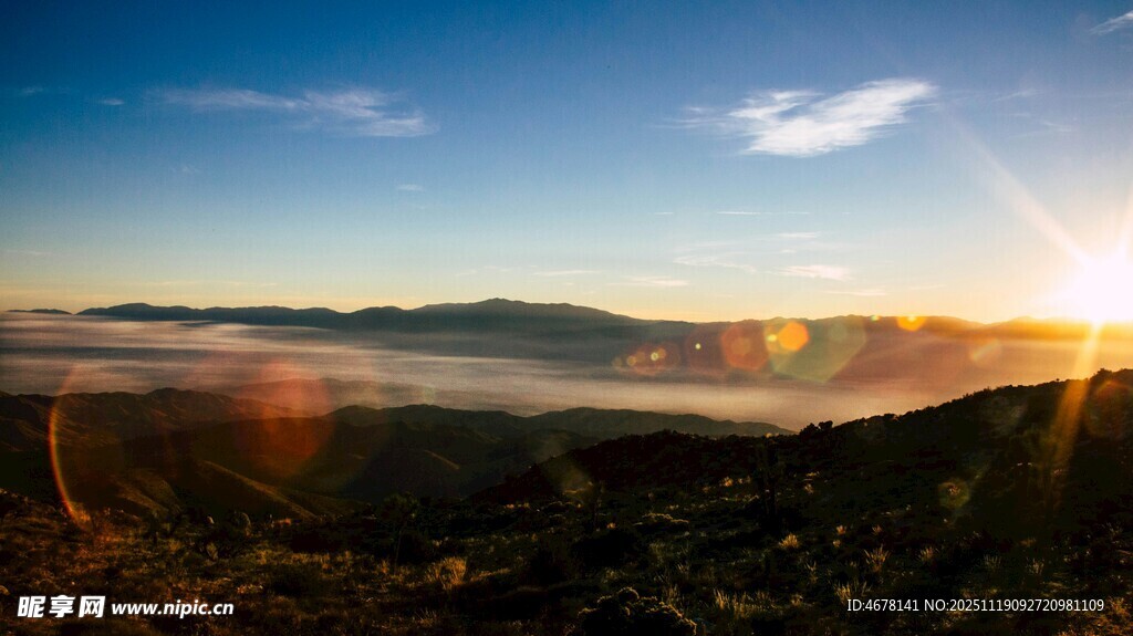 日出时分山间壮丽美景