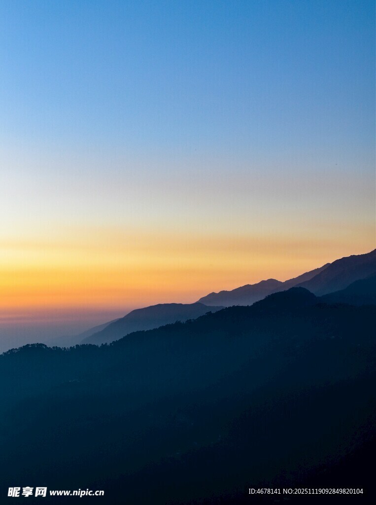 日出时分的壮丽山峦景色