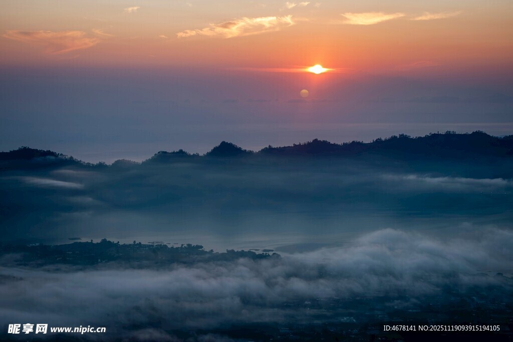 日出云海间壮丽美景