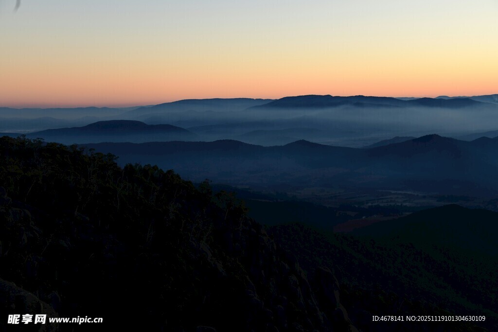 日出时分的山峦云海景观