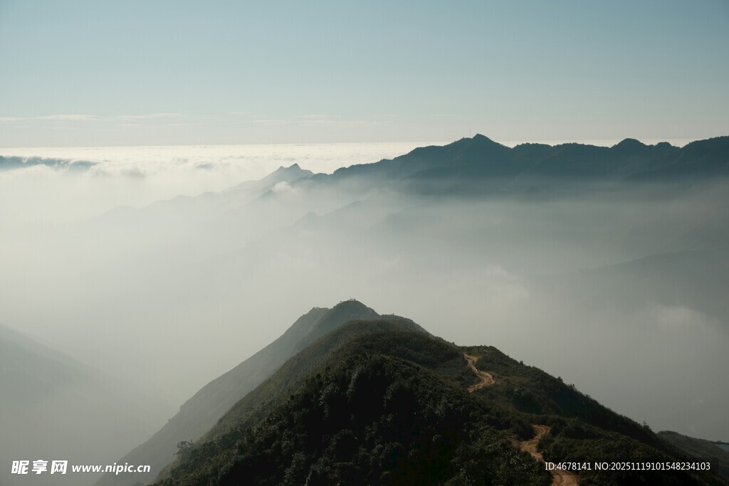 山巅云海壮阔自然景观