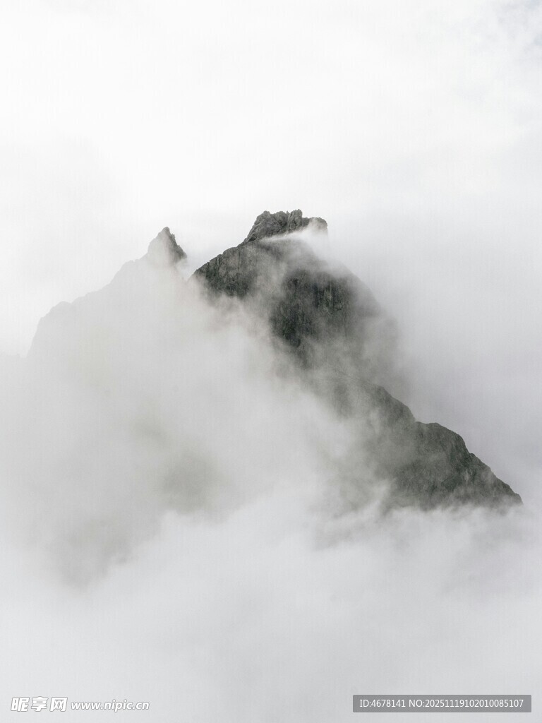 云雾缭绕中的巍峨山峰