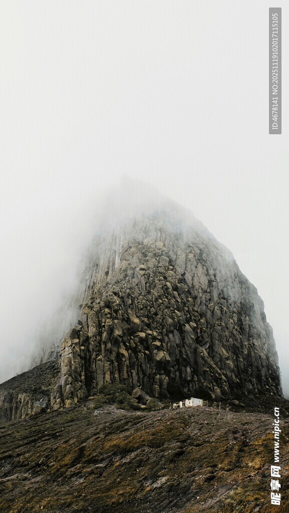 云雾缭绕的山峰