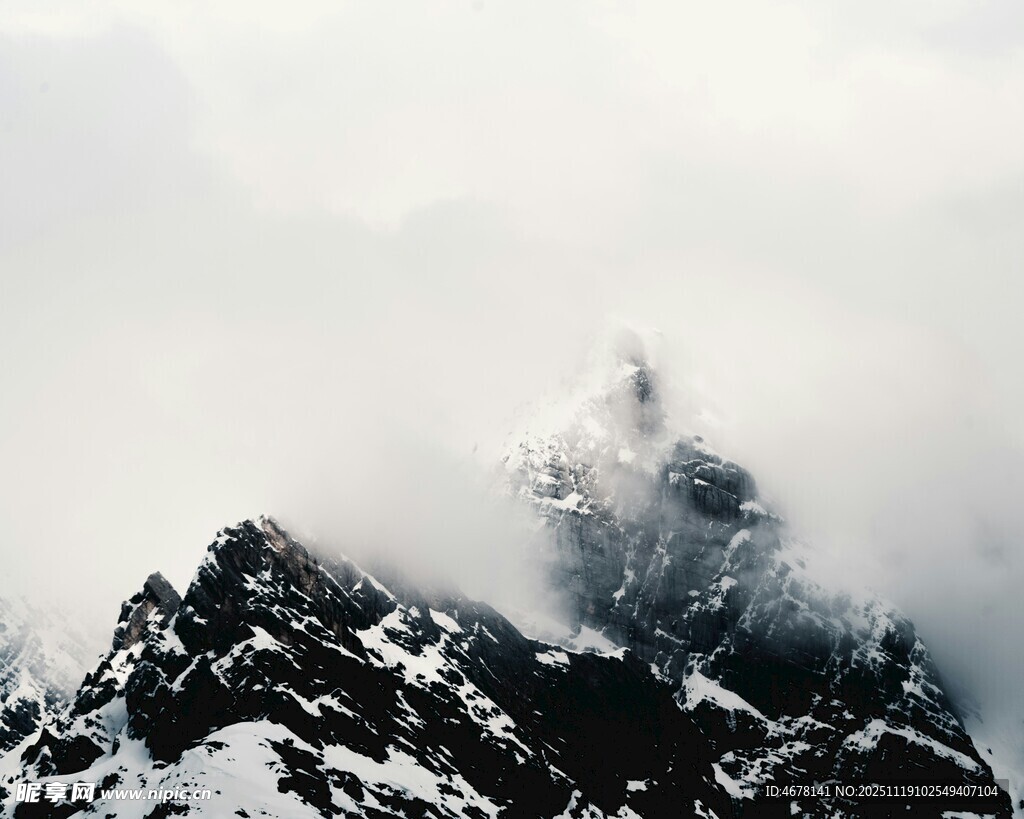 雪山云雾中的壮丽山峰