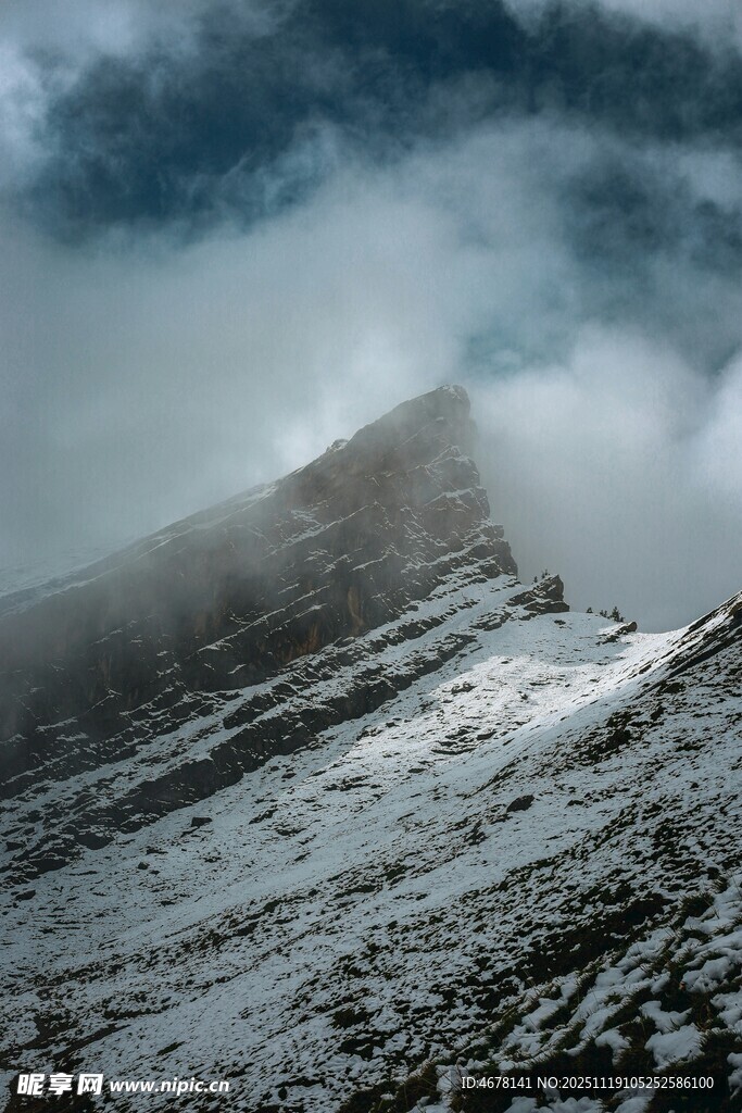 雪山云雾缭绕的壮美景观