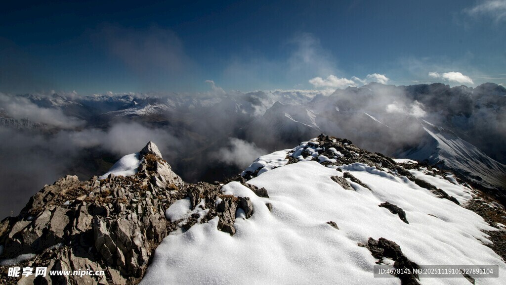 雪山云海壮丽风光