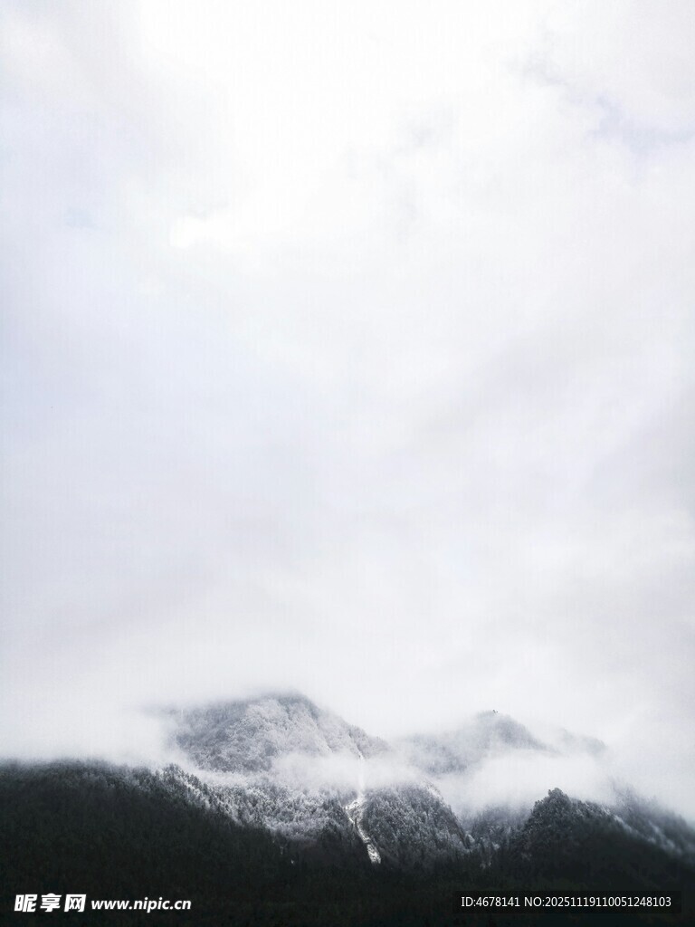 云雾缭绕的山峦美景