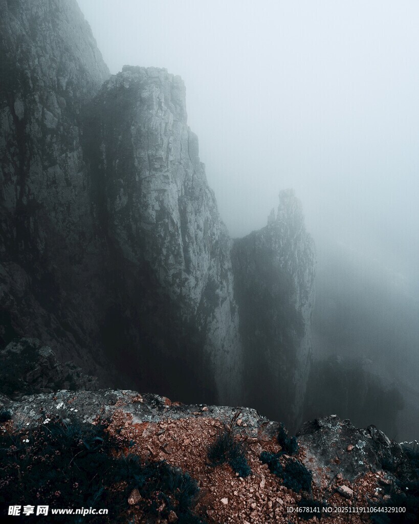 雾中峻峭山峰景色