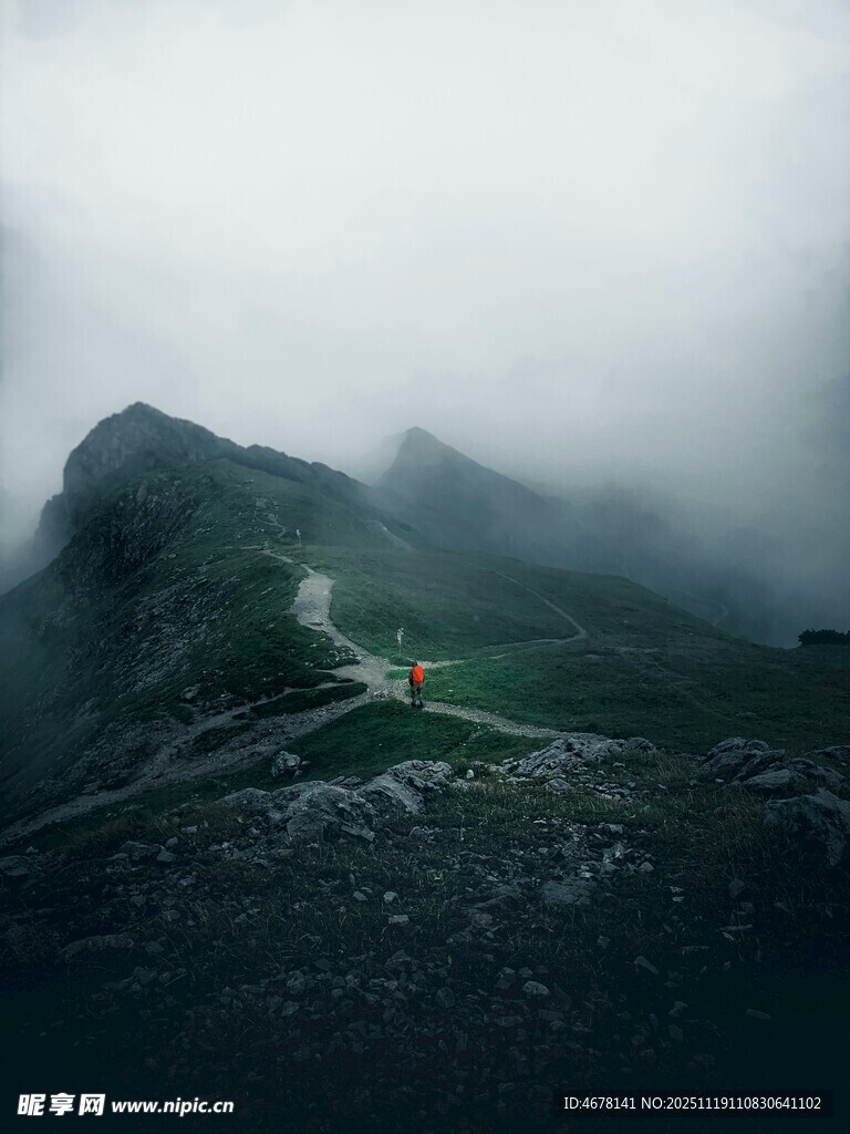 云雾缭绕中的山间蜿蜒小路