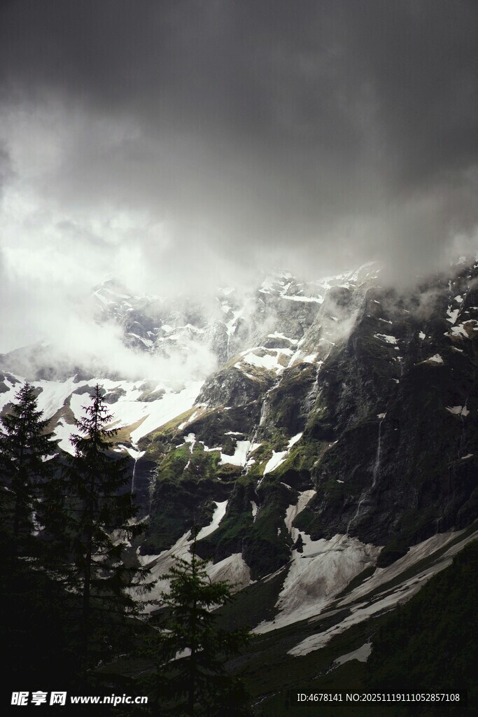 云雾缭绕的壮丽雪山景色
